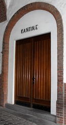 Eingang zur Kantine im Torbogen Eingang zur Kantine im Torbogen